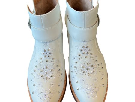 Boots Ankle Flats By Fitflop In White, Size: 7 Fashion